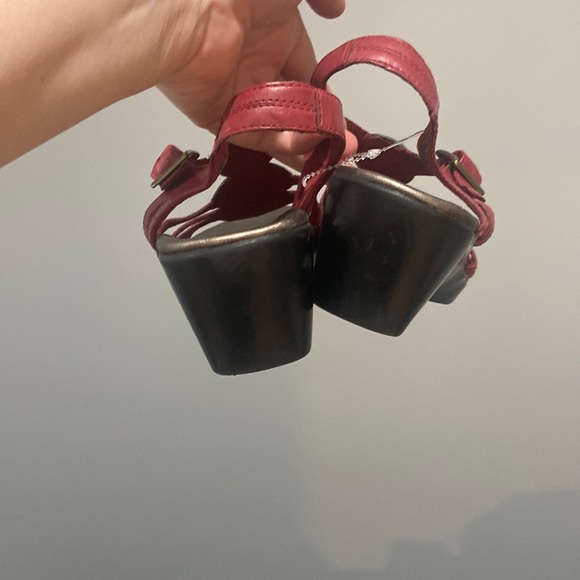 CLARKS Bendables Leather Wedge Sandals Red color Women's Size 11m - Picture 11 of 16